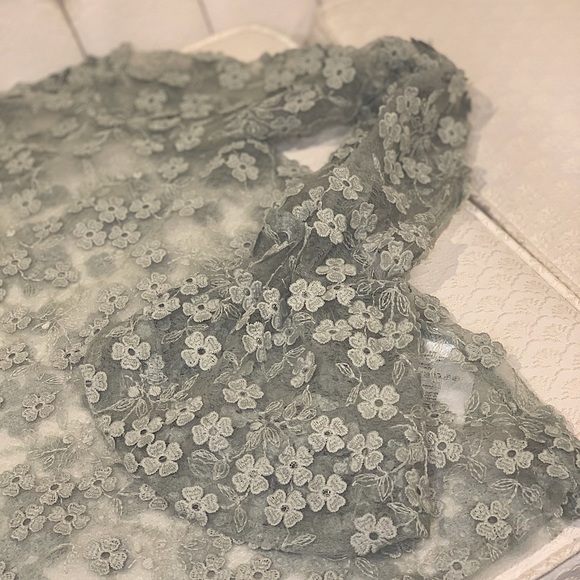 Organza belled sleeved blouse - Picture 2 of 5